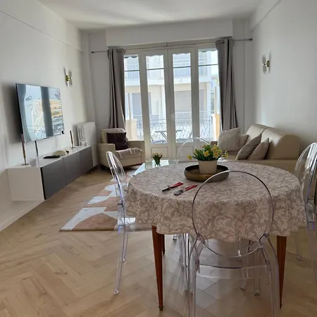Beautiful 3 Rooms, Carre D 'or Daire *